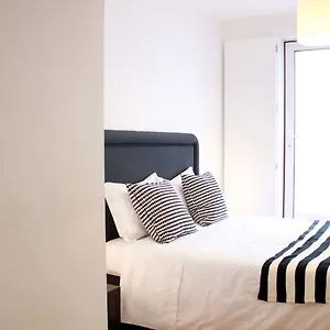 Joivy Modern 1-bed With Terrace, Moments From Sao Bento Palace Lisbon